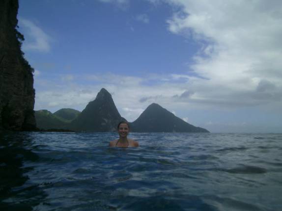 Snorkel na praia de Chastanet, em Soufriere, sul de Santa Lúcia, com vista para as montanhas Piton